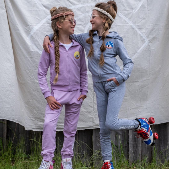 Joggingpakken van Moon Rebel voor meisjes zijn hip trendy en helemaal van nu! Biologisch katoen.