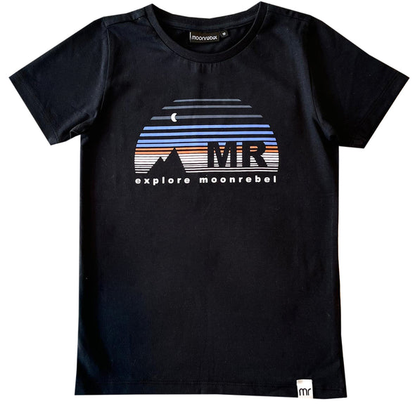 Zwart T-shirt van Moon Rebel voor jongens. De leukste kinderkleding voor jongens vind je bij Moon Rebel! Uniek en in kleine oplages.