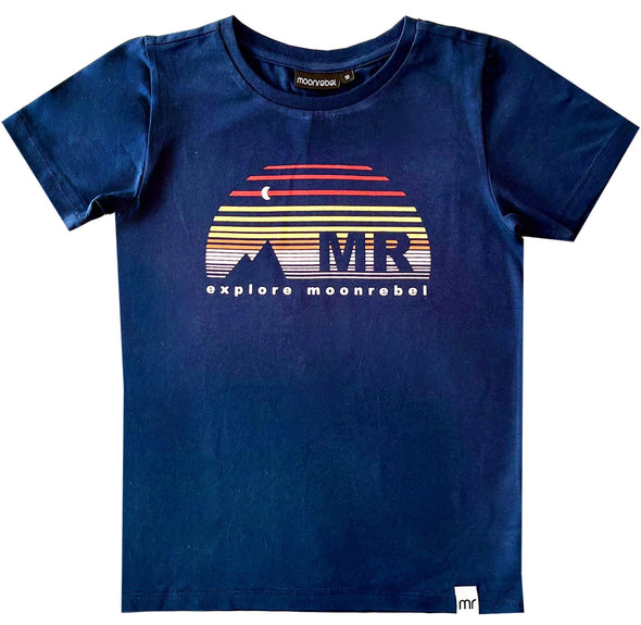 Stoere t-shirts van Moon Rebel voor jongens! Een mooie donkerblauwe kleur met een hippe sportieve print. 
