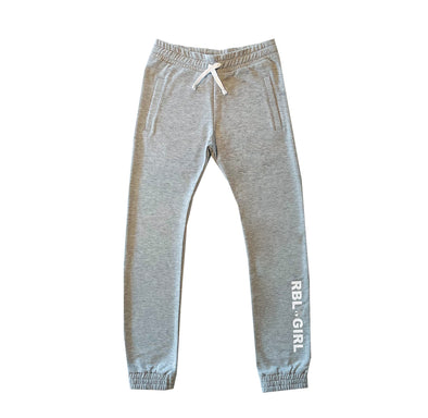 Meisjes broek van Moon Rebel in de kleur grijs gemêleerd. Een relaxte broek van biologisch katoen voor meisjes van 6 tot 14 jaar. Leuk te combineren met het bijpassende vestje!