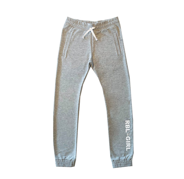 Meisjes broek van Moon Rebel in de kleur grijs gemêleerd. Een relaxte broek van biologisch katoen voor meisjes van 6 tot 14 jaar. Leuk te combineren met het bijpassende vestje!