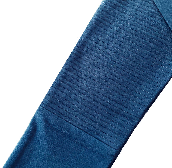 Biker look detail op onze biologisch katoen joggingbroek in de kleur donkerblauw van Moon Rebel kinderkleding.