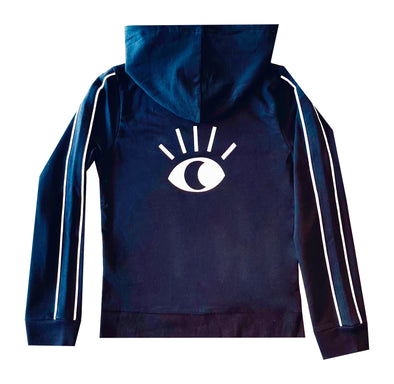 Op de achterkant van onze capuchon trui vind je ons gave oog logo! Moon Rebel kinderkleding voor meisjes.